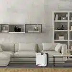 BONECO H700 luftfukter og luftrenser i stue foran sofa