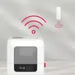hvit luftfukter med wifi signaler mot hvit sensor